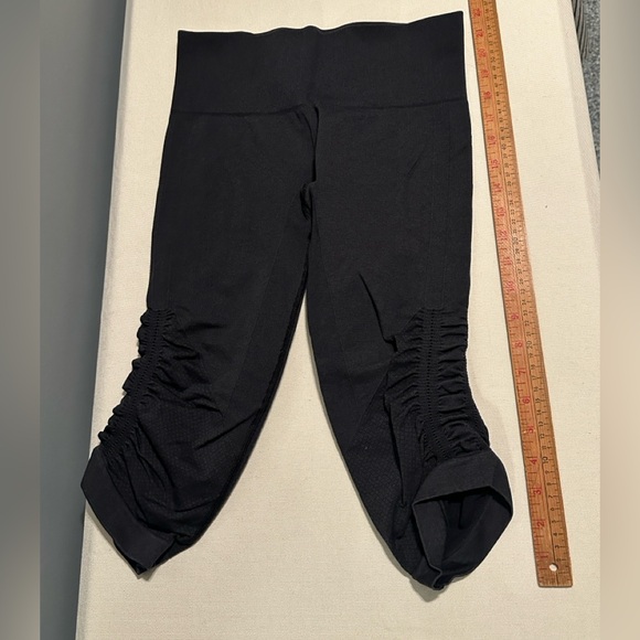 Lululemon Black Cropped Leggings - Picture 2 of 6